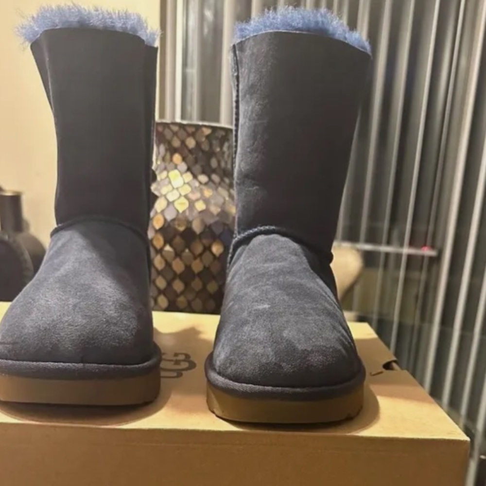 Pre owned worn once Women’s Ugg Bailey Bow water repair fur boots